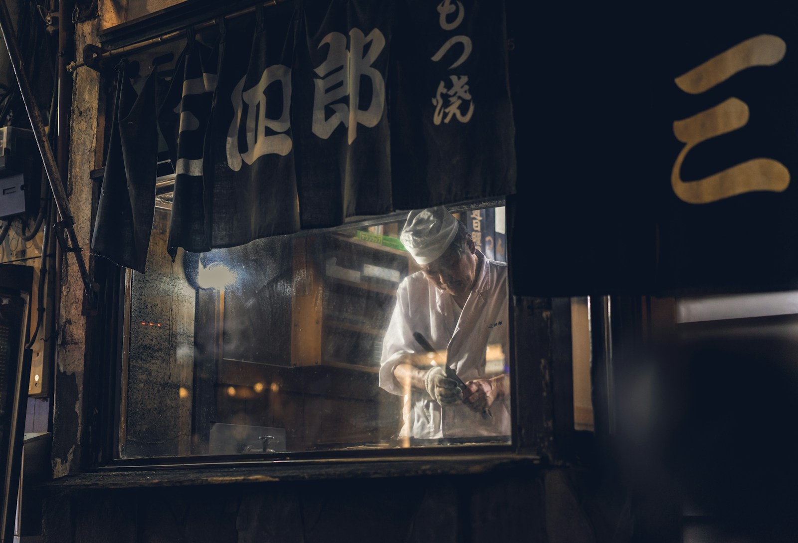店先で笑顔で働くスタッフ